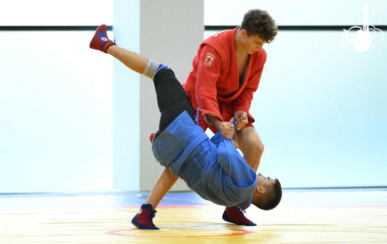 Участники сборов во время тренировки в Академии единоборств