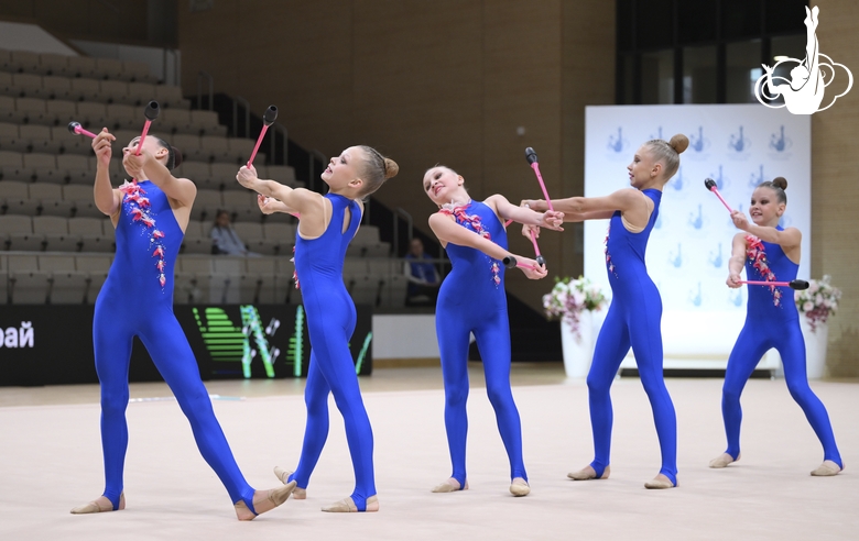 Групповички Алтайского края во время упражнения с булавами