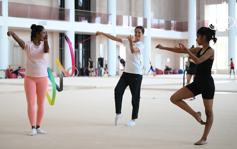 Тренеры Пуджа Сурве, Елизавета Чернова и Авани Нитеш Кадам во время тренировки