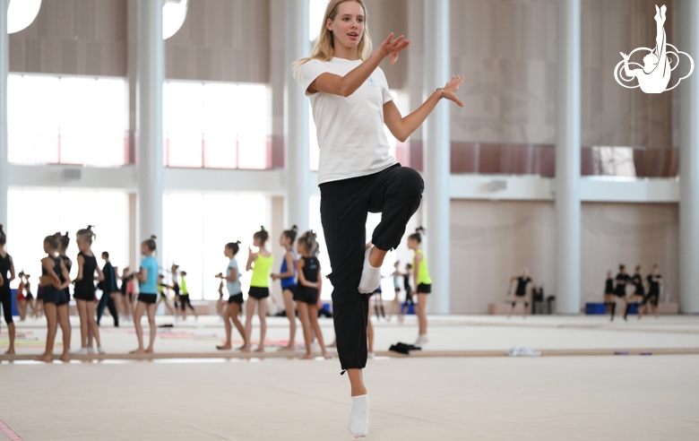 Тренер Алина Протасова во время занятия на учебно-тренировочных сборах в Академии