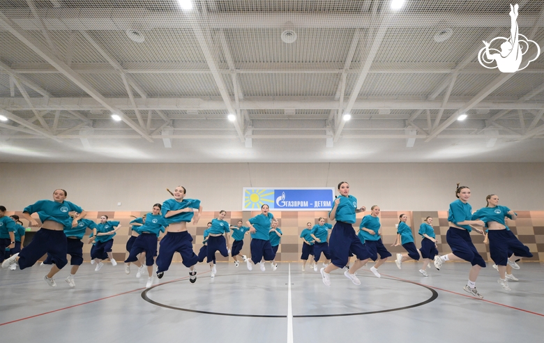 Участники интенсива студии танца Аллы Духовой TODES во время флешмоба