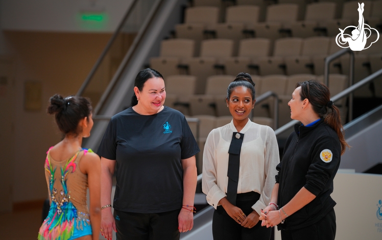 Гимнастка Авани Нитеш Кадам с тренерами Златой Тулубаевой, Пуджей Сурве и Олесей Ковалевой во время контрольной тренировки