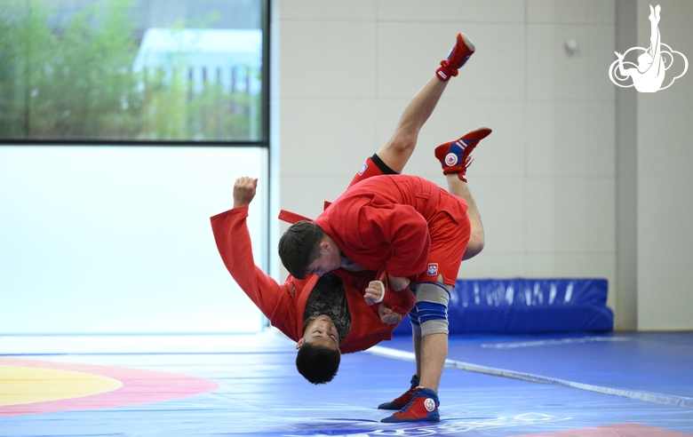 Участники сборов во время тренировки в Академии единоборств