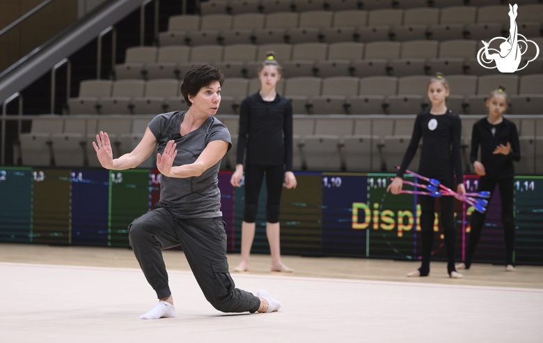 Хореограф фестиваля «Алина» Ирина Зеновка во время занятия с групповичками Академии