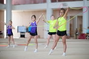 Участницы сборов во время тренировки