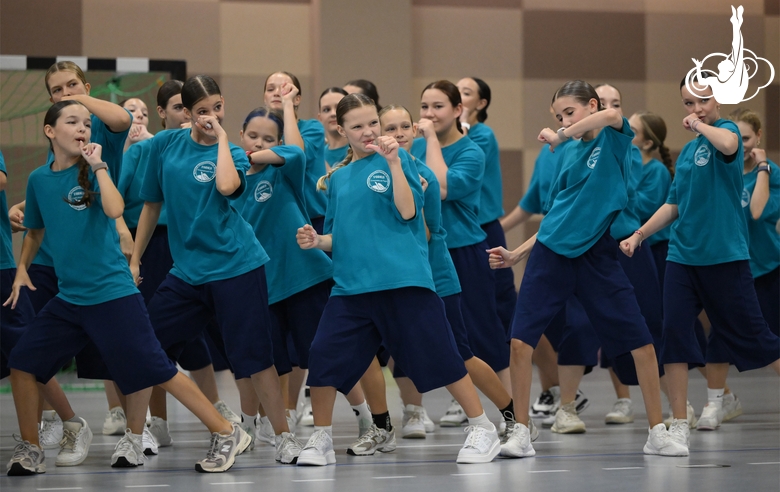 Участники интенсива студии танца Аллы Духовой TODES во время флешмоба