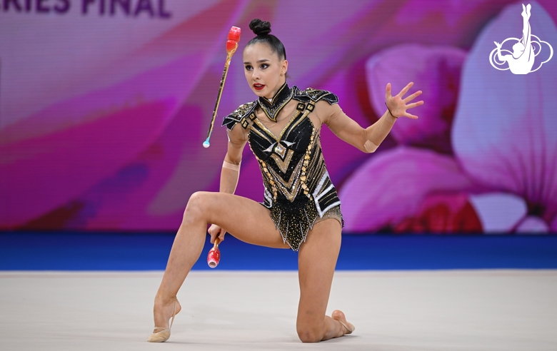 Мария Борисова во время упражнения с булавами