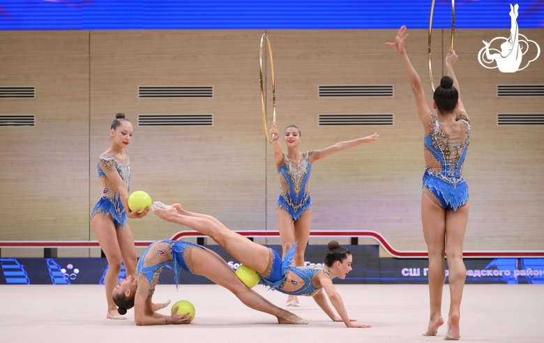 Групповички во время упражнения с обручами и мячами