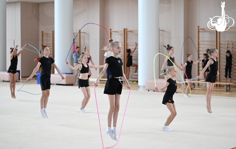 Гимнастки во время тренировки