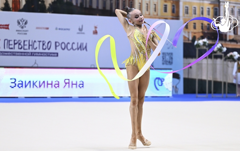 Яна Заикина во время упражнения с лентой