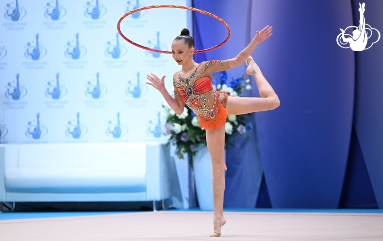 Кристина Дюпина во время выполнения упражнения с обручем на всероссийском турнире «Кубок "Небесная грация"»