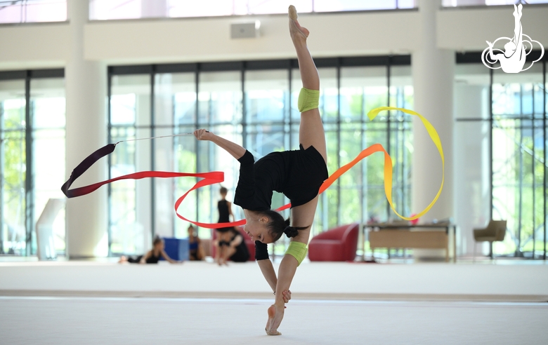 Мария Борисова во время упражнения с лентой