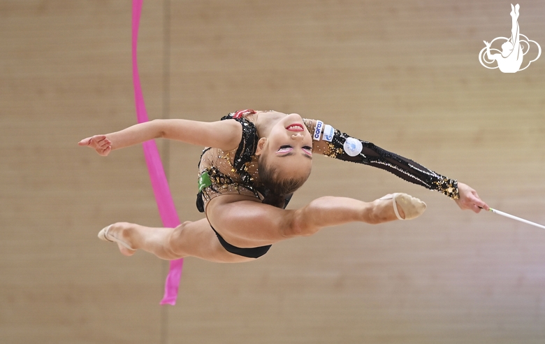 Ксения Савинова во время упражнения с лентой