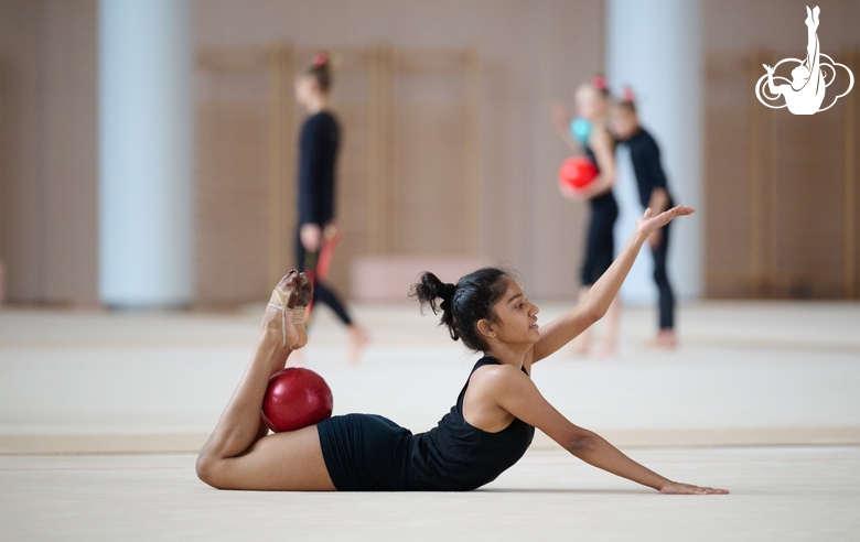 Гимнастка Арья Нитеш Кадам во время тренировки