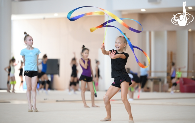 Гимнастка во время занятия на учебно-тренировочных сборах в Академии