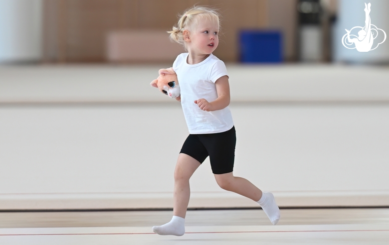 Юная гимнастка на тренировке