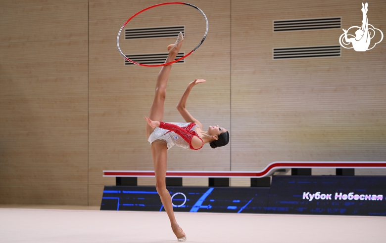 Гимнастка во время упражнения с обручем