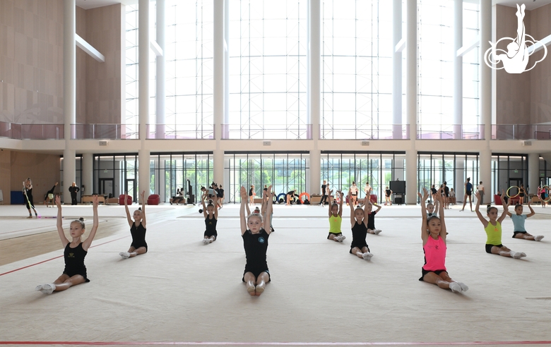 Гимнастки во время занятия на учебно-тренировочных сборах в Академии