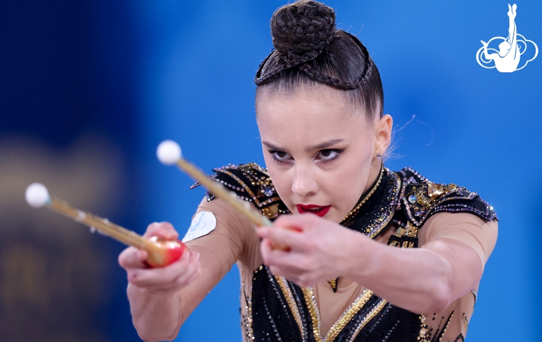 Мария Борисова во время упражнения с булавами