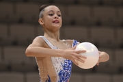 Гимнастка во время упражнения с мячом в Академии художественной гимнастики «Небесная грация» Алины Кабаевой