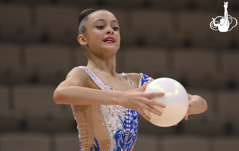 Гимнастка во время упражнения с мячом в Академии художественной гимнастики «Небесная грация» Алины Кабаевой