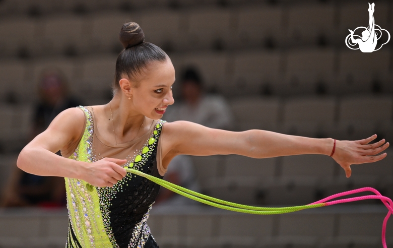 Гимнастка во время упражнения со скакалкой