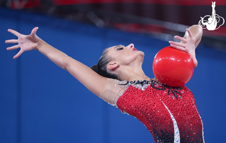 Алина Горносько во время упражнения с мячом