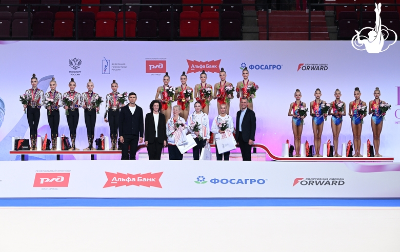 Пьедестал финала с булавами в групповых упражнениях среди юниорок