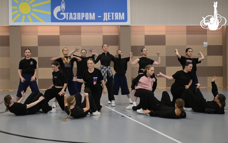 Участницы интенсива студии танца Аллы Духовой TODES во время флешмоба