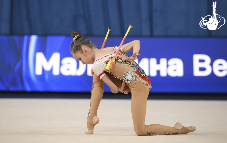 Вероника Малинина во время упражнения с булавами в Академии единоборств