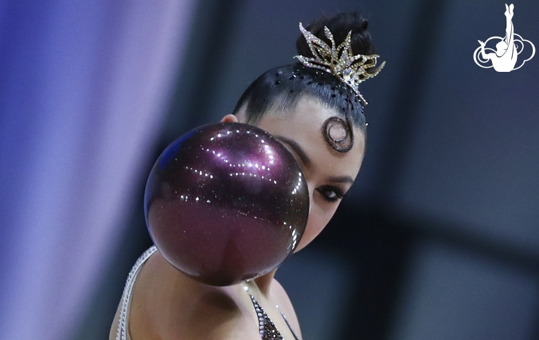 Лала Крамаренко (Россия) в упражнении с мячом