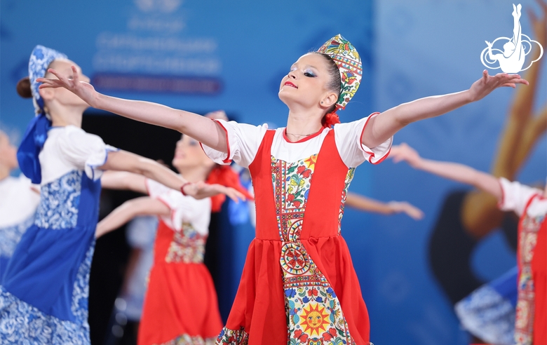 Гимнастка во время церемонии открытия соревнований