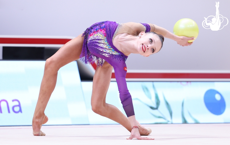 Арина Ковшова во время упражнения с мячом