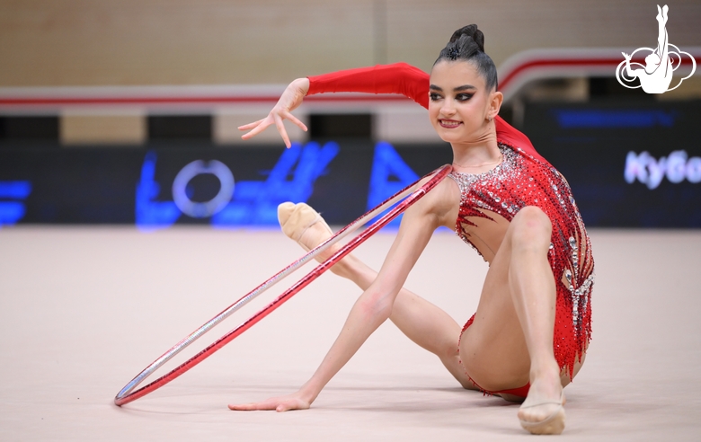 Анна Вакуленко во время упражнения с обручем