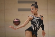 Каролина Тарасова во время упражнения с мячом в Академии художественной гимнастики «Небесная грация» Алины Кабаевой