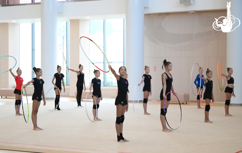 Гимнастки на занятии во время восстановительных сборов в Академии