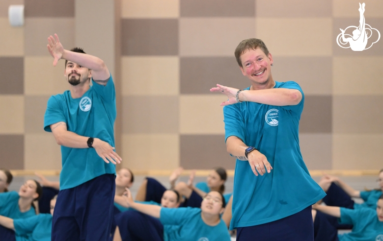 Преподаватели интенсива студии танца Аллы Духовой TODES во время флешмоба