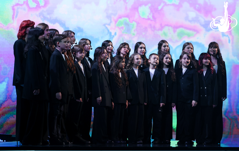 Хор «Новые голоса» в номере «Молодая гвардия»