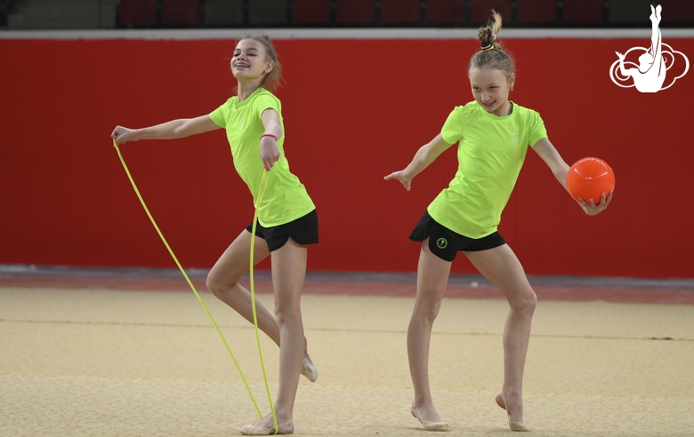 Гимнастки из Белгорода во время тренировки в Академии единоборств