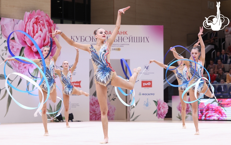 Групповички Омской области во время упражнения с лентами