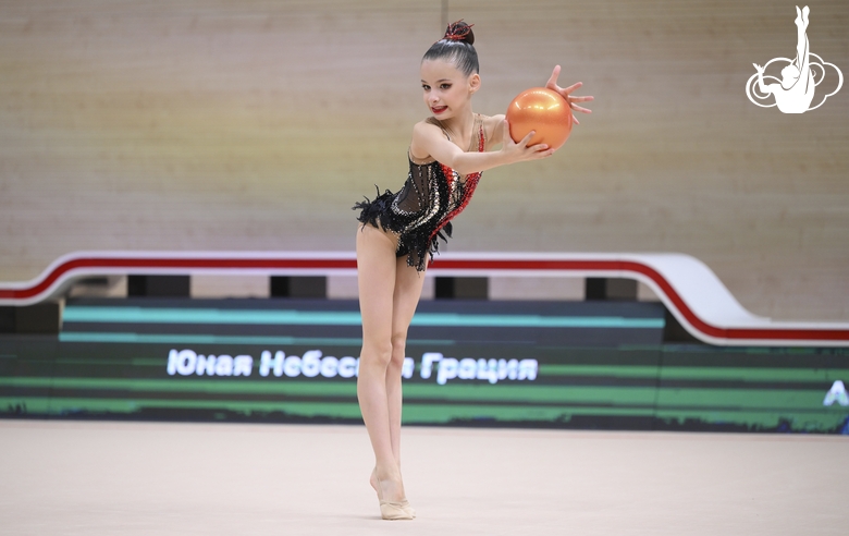 Полина Агамалиева во время упражнения с мячом