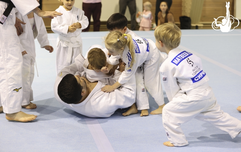 Олимпийский чемпион Тагир Хайбулаев провел мастер-класс для юных дзюдоистов