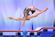 Гимнастка во время выполнения упражнения с мячом на всероссийском турнире «Кубок "Небесная грация"»