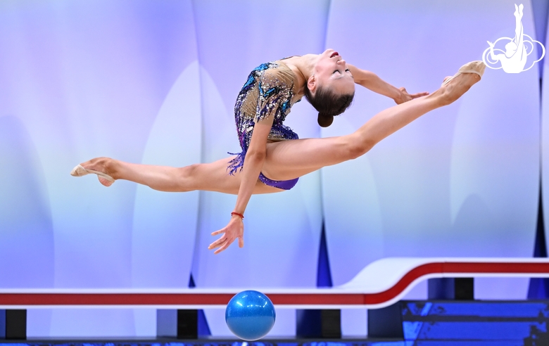 Гимнастка во время выполнения упражнения с мячом на всероссийском турнире «Кубок "Небесная грация"»