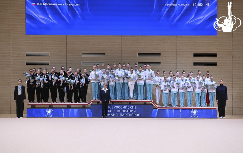 Гимнастки во время церемонии награждения на турнире для партнеров Международной Ассоциации клубов «Небесная грация»