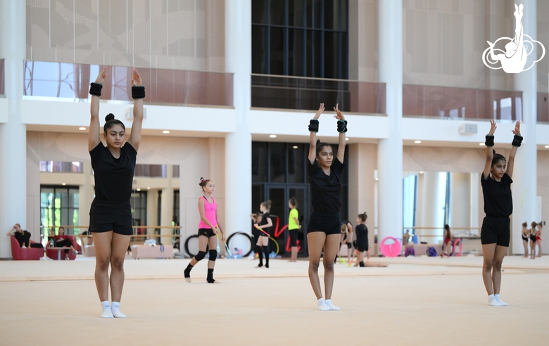 Гимнастки Кимая Карле, Арья и Авани Нитеш Кадам во время тренировки в Академии