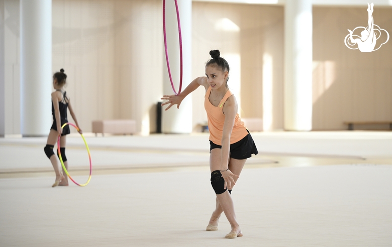 Мария Борисова во время упражнения с обручем