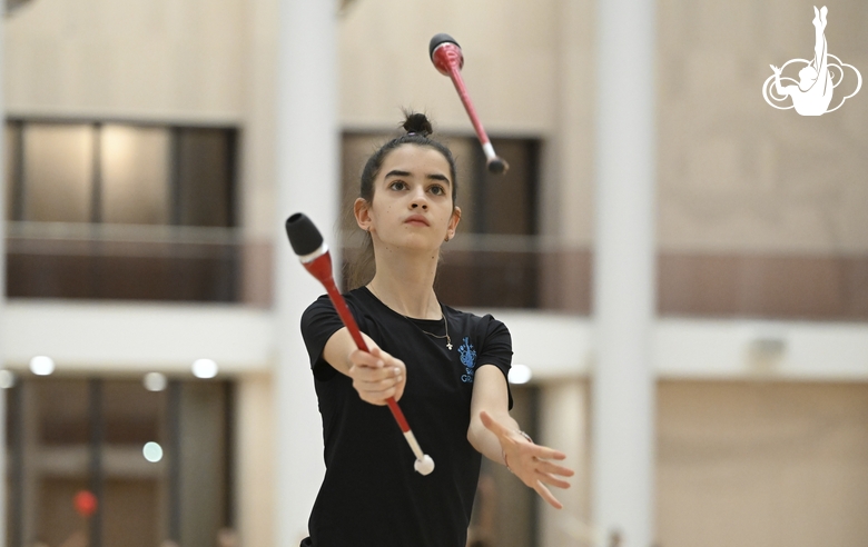 Анна Вакуленко во время упражнения с булавами