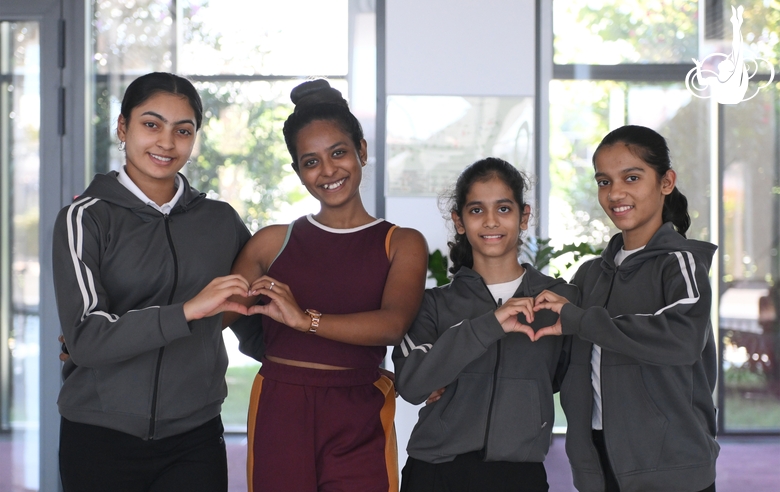 Гимнастка Кимая Карле, тренер Пуджа Сурве и гимнастки Авани и Арья Нитеш Кадам