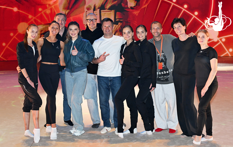 Олимпийская чемпионка Алина Кабаева с организаторами, хореографами-постановщиками и участниками фестиваля «Алина»